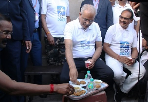 &lsquo;रन फॉर सीजी प्राइड&rsquo; के दौरान राजभवन के पास संचालित गुमटी ठेले पर रूककर मुख्यमंत्री