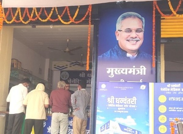 दुर्ग में श्री धन्वंतरी जेनरिक मेडिकल स्टोर्स पर सुबह से सस्ती दवा लेने लोगों की भीड़ ...
