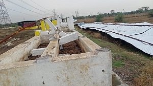एक ही बारिश में ढहे गौठान ने खोली भ्रष्टाचार की पोल  मामला दुर्ग जनपद अध्यक्ष देवेन्द्र देशमुख के  गृह ग्राम का