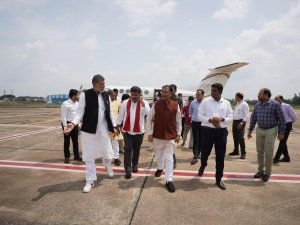 मुख्यमंत्री विष्णुदेव साय का जगदलपुर एयरपोर्ट में किया गया आत्मीय स्वागत