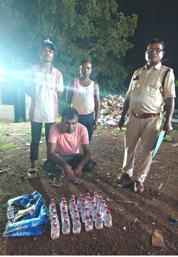 मुखबिर की सूचना पर गुंडरदेही पुलिस की त्वरित कार्रवाई :24 पाव देशी प्लेन शराब के साथ आरोपी गिरफ्तार, आबकारी अधिनियम के तहत मामला दर्ज