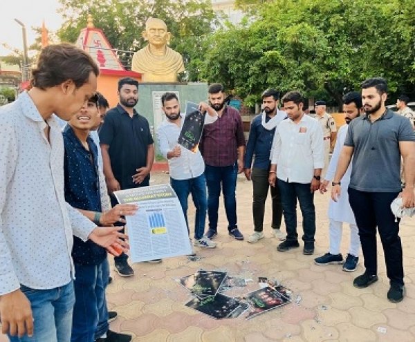 युवा कांग्रेस ने किया  पोस्टर जला के द केरला स्टोरी फ़िल्म का विरोध