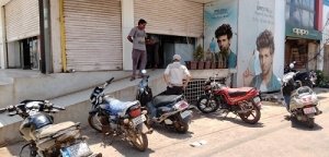 शराब के ऑनलाइन बिक्री में गड़बड़ा रही व्यवस्था ओटीपी आने के बाद डिलीवरी के लिए दुकानों में लग रही भीड़ ...