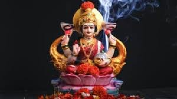 रुपयों को थूक लगाकर गिनना लक्ष्मी हानि के संकेत, ये संकेत बताएंगे आपके भाग्य के बारे में