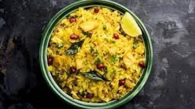 वेट कंट्रोल के साथ डाइजेशन को बेहतर करने के लिए ब्रेकफास्ट में खाएं पोहा