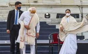 पीएम मोदी ने की सीएम ममता से मुलाकात, समीक्षा बैठक में नहीं शामिल हुईं 'दीदी'