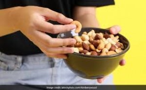 जंक फूड नहीं बल्कि डाइट में शामिल करें ये 6 स्नैक्स, पेट की जमी चर्बी पिघलना हो जाएगी शुरू