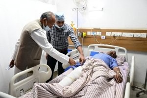 गृहमंत्री ताम्रध्वज साहू ने अस्पताल पहुंच कर घायल जवानों का कुशलक्षेम जाना घायल जवानों के बेहतर इलाज के दिये निर्देश..