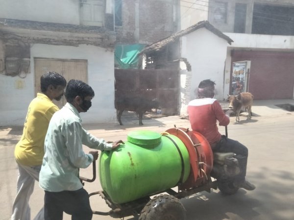 वार्ड पार्षदों की सक्रियता से वार्ड और शहर हो रहा सेनेटाइजिंग...