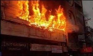 शीला होटल में लगी आग, तत्काल प्रशासन की टीम पहुंची , हालात पर पाया गया काबू
