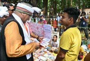 कका ,काकी के लिए बिंदी लेते जाइये...