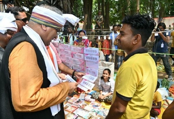 कका ,काकी के लिए बिंदी लेते जाइये...