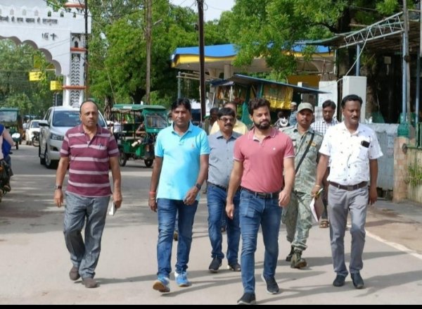 कलेक्टर ने आयुक्त के साथ बस स्टैंड व मार्केट क्षेत्र में सफाई व्यवस्था देखी,  सार्वजनिक जगहों से अतिक्रमण व गंदगी हटाने को कहा,  व्यापारियों से मांगा सहयोग