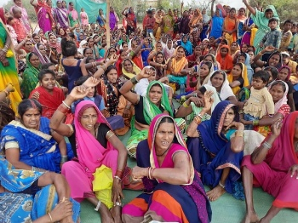 मारो में शराब दुकान के स्थान बदलने से महिलाएं आक्रोशित, भिलौनी मार्ग से हटाने की मांग