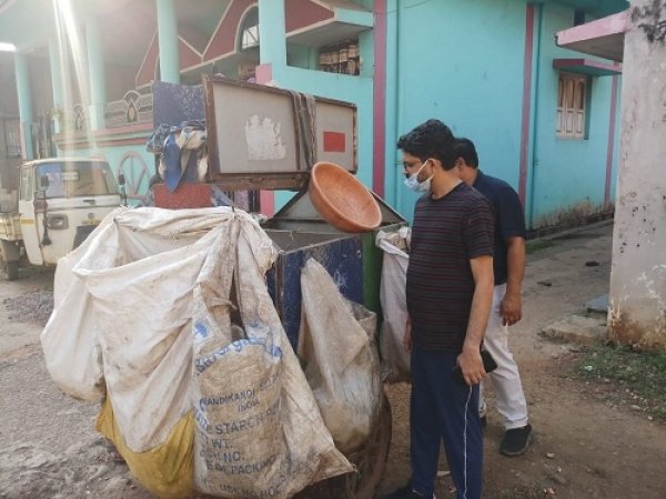 व्यवस्था ठीक नही होने पर निगम आयुक्त मंडावी ने सुपर वाइजर को लगाईं फटकार रोका एक दिन का वेतन