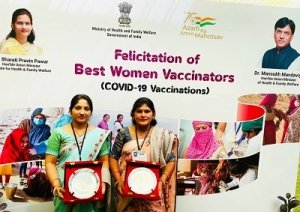 कोविड-19 टीकाकरण के अंतर्गत सर्वाधिक टीके लगाने वाली प्रदेश की दो टीकाकरण कर्मी हुईं सम्मानित