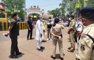 गृह मंत्री ताम्रध्वज साहू ने पटेल चौक दुर्ग में लॉकडाउन का जायजा लिया