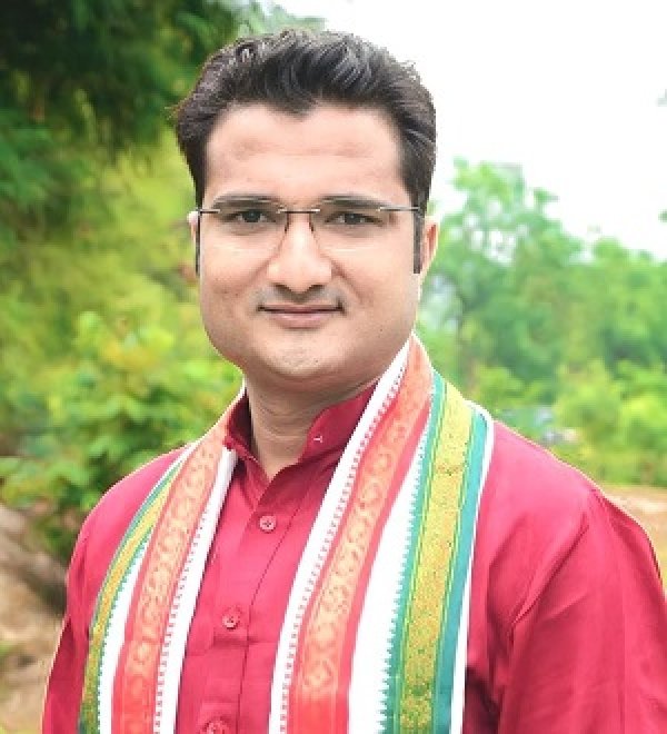 जिला पंचायत सदस्य तुकाराम चन्द्रवंशी ने महसूस की ग्रामीणों की पीड़ा, कराया सड़क मरम्मत कार्य   ग्रामीणों ने जताया जिला पंचायत सदस्य के प्रति आभार