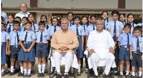 मुख्यमंत्री ने पाटन के स्वामी आत्मानंद अंग्रेजी माध्यम स्कूल में प्री प्राइमरी कक्षा का किया शुभारंभ