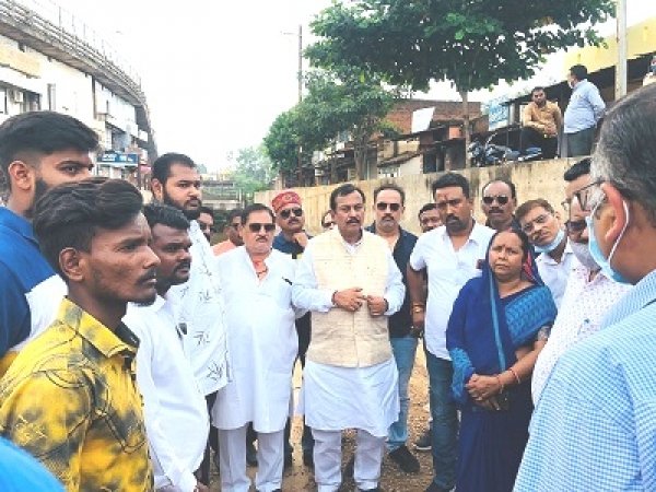 सांसद बघेल ने रायपुर नाका में निर्माणाधीन रेलवे अंडर ब्रिज के कार्य में हो रही देरी पर अधिकारियों पर हुए नाराज , जल्द कार्य पूर्ण करने दिए निर्देश