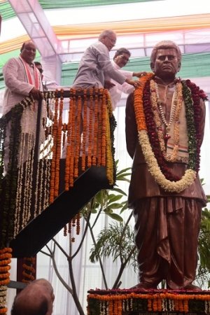 मुख्यमंत्री  बघेल ने स्वर्गीय बिसाहू दास महंत प्रतिमा का किया अनावरण