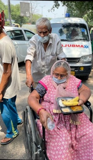डॉक्टर्स की टीम बनी फरिस्ता, संकट काल में इलाज के साथ-साथ नि: शुल्क घर पहुंच भोजन सुविधा की शुरू