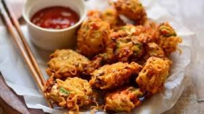 इंडो चायनीज फूड लवर्स घर पर ट्राई करें नूडल्स पकौड़ा, बेहद आसान है Recipe