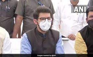 'हम झुकेंगे नहीं': शिवसेना पदाधिकारी के घर आयकर विभाग के छापेमारी पर आदित्य ठाकरे