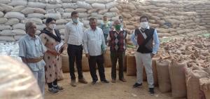 दूसरे नाम पर पंजीयन और बेच रहा अपना धान, करवाई 300 कट्टा धान जप्त