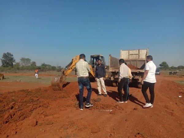 निगम द्वारा अवैध प्लाटिंग वाले खसरा पर खरीदी, बिक्री पर लगाया जा रहा है प्रतिबंध, करीब 10 एकड़ जमीन पर किये जा रहे अवैध प्लाटिंग रोकने दिनभर हुई कार्यवाही