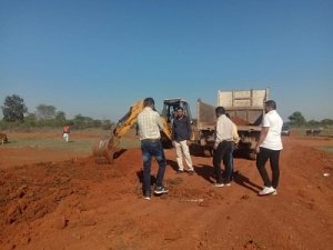 निगम द्वारा अवैध प्लाटिंग वाले खसरा पर खरीदी, बिक्री पर लगाया जा रहा है प्रतिबंध, करीब 10 एकड़ जमीन पर किये जा रहे अवैध प्लाटिंग रोकने दिनभर हुई कार्यवाही