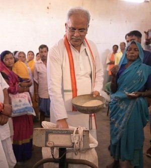 &lsquo;भेंट-मुलाकात&lsquo; अभियान: मुख्यमंत्री ने अपने हाथों से तौलकर हितग्राहियों को दिया राशन
