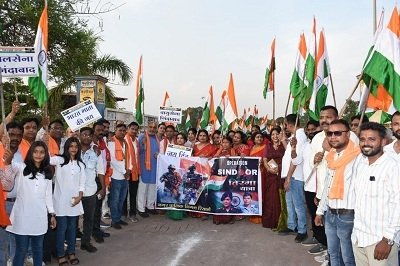महिलाओं ने माथे पर सिंदुर लगाकर हाथों में पकड़ा तिरंगा