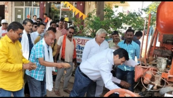 13 लाख से होगा सड़क का डामरीकरण, विधायक अरुण वोरा व महापौर धीरज बाकलीवाल ने किया भूमिपूजन कार्य प्रांरभ