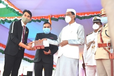 कोरोना वारियर्स और उत्कृष्ट कर्तव्य निर्वहन के लिए अधिकारियों, कर्मचारियों का हुआ सम्मान