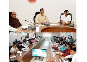 पेयजल समस्या के समाधान के लिए हर स्तर पर प्रयास करें - कलेक्टर