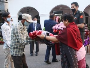 राज्यपाल ने श्रमिकों और सुरक्षा कर्मियों को कंबल वितरित किए