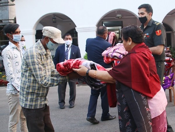 राज्यपाल ने श्रमिकों और सुरक्षा कर्मियों को कंबल वितरित किए
