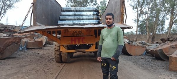 अग्रवाल इस्पात के संचालमक रमेश अग्रवाल का सराहनीय कदम जान बचाने दुर्ग रायपुर के उपयोग के लिए 580 ऑक्सीजन सिलिंडर भेंट