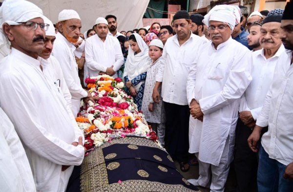मुख्यमंत्रि भूपेश बघेल वन एवं पर्यावरण मंत्री मोहम्मद अकबर की माताजी की अंतिम यात्रा में हुए शामिल