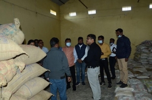 प्रभारी सचिव डॉ. तंबोली ने किया धान खरीदी केंद्र का निरीक्षण