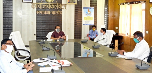 कोविड-19 अस्पताल व आइसोलेशन सेंटर में भर्ती मरीजों का स्वास्थ्य देखने डॉक्टर एक बार अवश्य जाए  - कलेक्टर