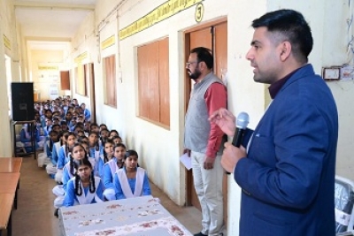 कलेक्टर ने कम परीक्षा परिणाम वाले स्कूलों का किया निरीक्षण