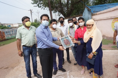 आयुक्त ने गोबर खरीदी केन्द्रों का किया औचक निरीक्षण, गोबर से बन रहे दिए एवं अन्य प्रोडक्ट की सराहना की