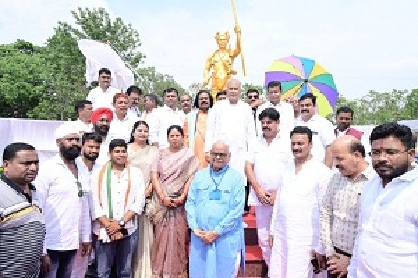 भूमकाल&rsquo; आंदोलन के नायक की मूर्ति का मुख्यमंत्री ने किया अनावरण ..
