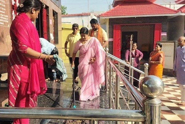 पशुपति नाथ मंदिर परिसर की साफ सफाई में तत्परता से जुटे महापौर व अमला: