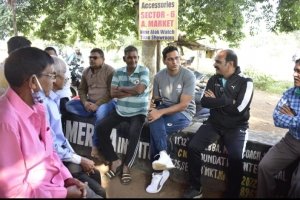 चाय पर चर्चा करते हुए विधायक देवेंद्र ने की लोगों के समस्याओं का समाधान , सेक्टर 7 महाराणा प्रताप चौक पर वरिष्ठजनों के साथ पी चाय