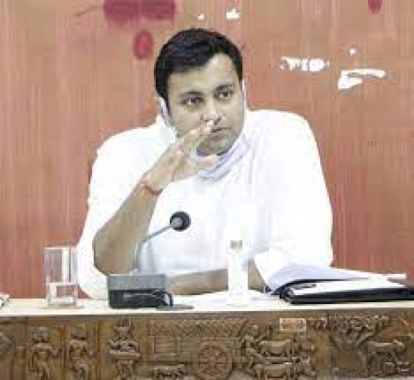 कलेक्टर ने किया एनएमडीसी के निर्माणाधीन ऑक्सीजन प्लांट का अवलोकन