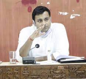 कलेक्टर ने किया एनएमडीसी के निर्माणाधीन ऑक्सीजन प्लांट का अवलोकन