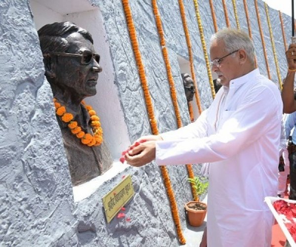 मुख्यमंत्री पहुंचे लालबाग मैदान...